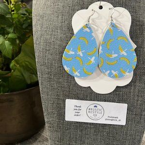 🙋🏻‍♀️🚛MOVING SALE!🛍️SHOP & SAVE📦📫Bananas Dangle Fashion Earrings NEW🍌